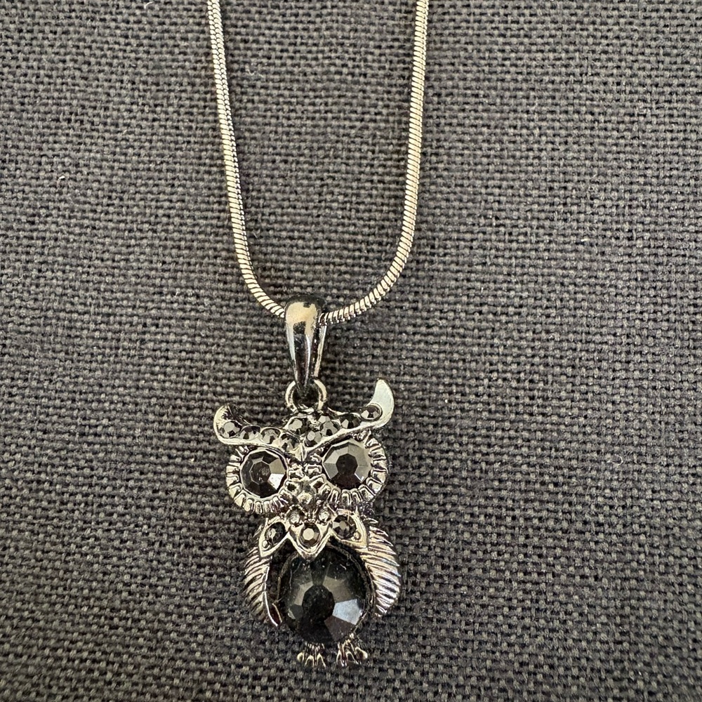 Forever 21 New Gray and Black Owl Pendant Necklace NWT - Picture 2 of 5